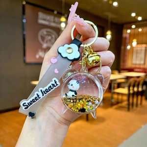 Detail eines Panda-Schlüsselanhängers mit goldener Glocke und Sweet Heart Silikonband