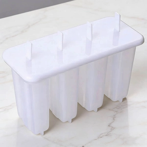 Gros plan détail d'un moule à esquimaux blanc en plastique DIY sur une table en marbre clair.