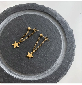 Boucles d'oreilles étoiles dorées avec glands à double chaîne sur plateau pierre
