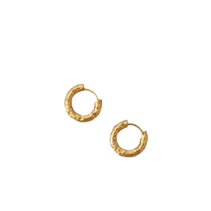 Minimalist vintage gold hammered texture hoop earrings with elegant french retro design
