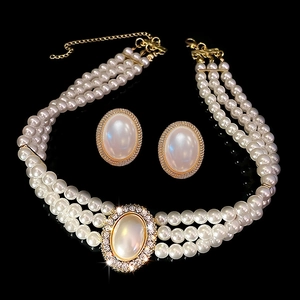 Three-layer pearl jewelry set with oval cat eye stone and crystal inlay in gold finish