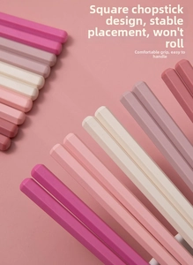 Detail von quadratischen Essstäbchen in Makronen-Farben mit Anti-Roll-Design