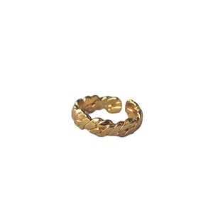 Eleganter goldener Ring mit geflochtenem Kettendesign und offener Messingstruktur