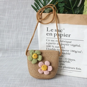 Détail d'un sac bandoulière en paille pour enfants avec fleurs 3D faites à la main pour l'été