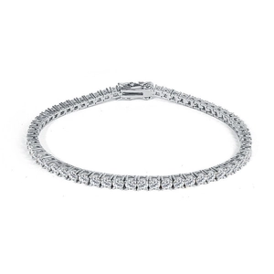 Elegante bracciale tennis color argento con una fila di pietre di zircone brillanti