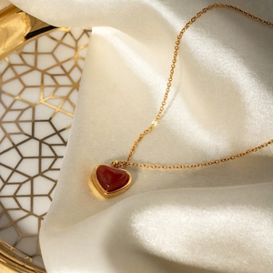 Collana con Ciondolo a Cuore in Agata Rossa in Acciaio Inossidabile per Donna Doppio Strato Placcato Oro Gioielli di Moda