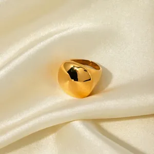 Bague Dôme Carrée Épaisse Minimaliste En Acier Inoxydable Plaqué Or 18K Finition Miroir Polie Pour Femmes