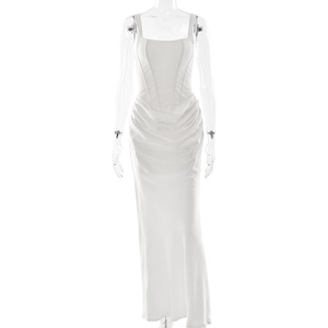 Détail de la robe longue corset blanche avec bustier baleiné et tissu plissé élégant