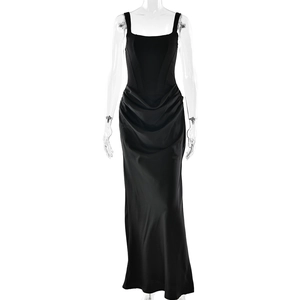Détail du corsage style corset avec fronces élégantes sur une robe de soirée en satin noir