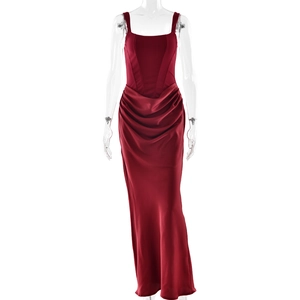 Détail d'une robe longue en satin bordeaux avec corset et fronces à la taille