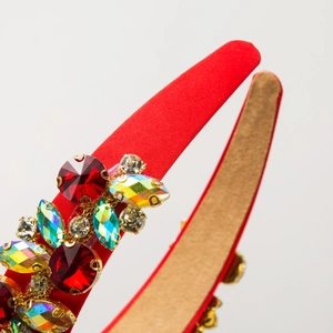Elegante cerchietto in tessuto rosso con strass scintillanti e montatura in metallo dorato