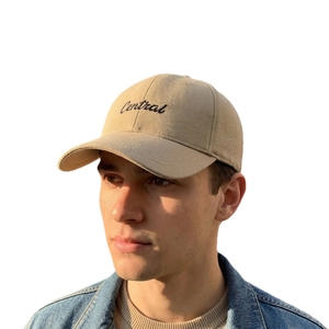 Casquette de baseball en coton kaki avec broderie Central portée par un mannequin homme