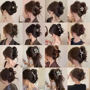 Dettaglio di sedici fermagli per capelli con perle e motivi floreali in griglia