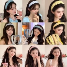 Collage van diverse haarbanden in Koreaanse stijl in verschillende kleuren en texturen