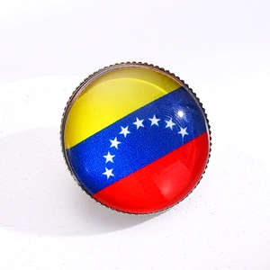 Broche redondo bandera de Venezuela con cúpula de resina y borde plateado fino