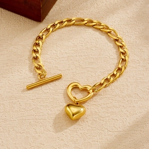 Elegantes vergoldetes Edelstahl-Kettenarmband mit Herzanhänger und OT-Knebelverschluss