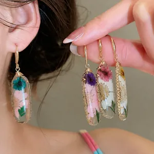 Eleganti orecchini in resina stile pastorale con veri fiori secchi e ganci dorati da donna