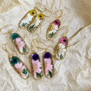 Orecchini artigianali in resina con fiori secchi colorati in stile pastorale rurale