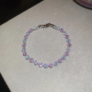 Elegantes Armband aus Sterlingsilber mit funkelnden rosa und weißen Zirkonia-Steinen