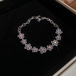 Eleganter silberfarbener Zirkon-Blumenarmreif für Damen, glänzender Luxusschmuck