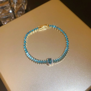 Luxuriöses vergoldetes Armband im koreanischen Stil mit blauen Zirkoniasteinen