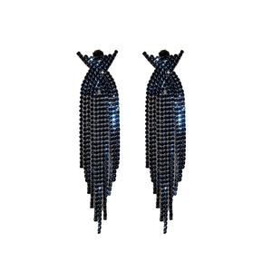 Eleganti orecchini lunghi con nappe di strass blu scuro e design a croce a X su bianco