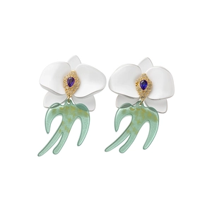 Élégantes boucles d'oreilles fleurs en résine blanche et hirondelles vertes, gemme.