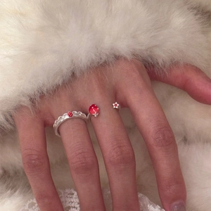 Set di anelli aperti in argento vintage con fragola e stella su sfondo di pelliccia bianca