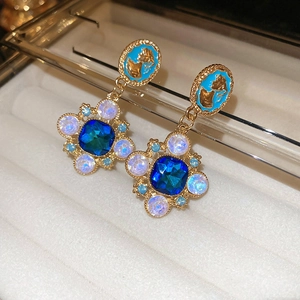 Boucles d'oreilles vintage style cour dorées avec cristal bleu, portrait et pierres d'opale