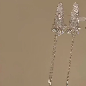 Vue détaillée de barrettes fleurs en cristal avec de longues franges scintillantes