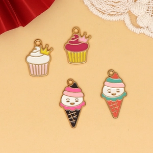 Detailansicht bunter Emaille-Anhänger in Cupcake- und Eisform für DIY-Schmuck-Zubehör.