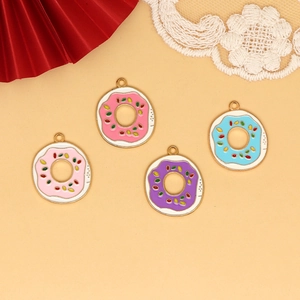 Detailansicht bunter Legierung Emaille-Donut-Anhänger mit lebendigen Streuseln und Ringen