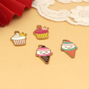 Detailansicht von niedlichen bunten Zeichentrick-Cupcake- und Eiscreme-Emaille-Anhängern