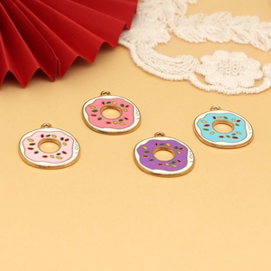 Detaillierte Ansicht von vier bunten Emaille-Donut-Anhängern für DIY-Bastelprojekte