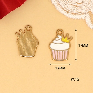 Detailansicht der Cupcake-Anhänger Maße 17mm x 12mm und Gewicht 1g