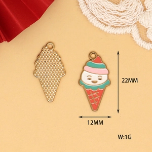 Detailansicht eines süßen Eiscreme-Emaille-Anhängers mit 22 mm x 12 mm Abmessungen
