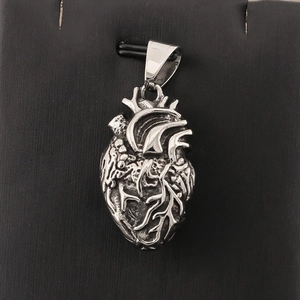 Pendentif cœur anatomique détaillé en acier inoxydable pour homme, style gothique.