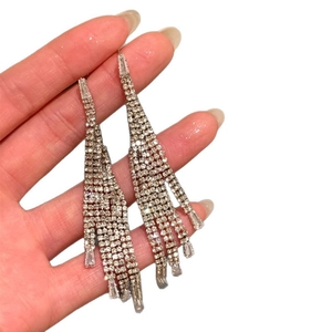 Boucles d'oreilles pendantes à pompons argentés avec strass étincelants pour femmes