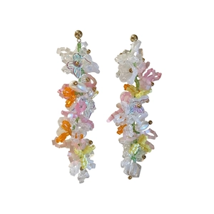 Orecchini pendenti con perline di vetro colorate, fiori, farfalle e ago in argento.