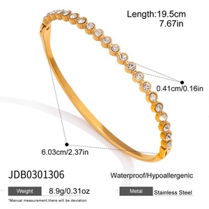 Dimensiones detalladas del brazalete de acero inoxidable dorado con cristales