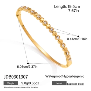 Detalle de las medidas de un brazalete de acero inoxidable dorado con piedras
