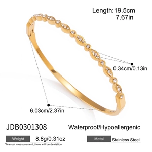 Vista detallada del brazalete de acero inoxidable dorado con medidas y especificaciones
