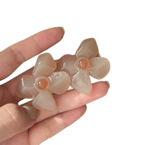Elegant vintage acrylic flower stud earrings in tea jelly brown, French retro floral design