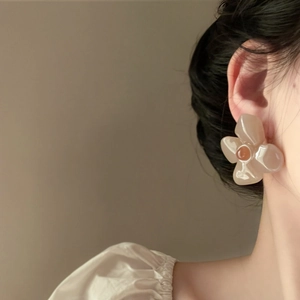 Detailed view of French retro acrylic flower earring in Thai tea jelly color