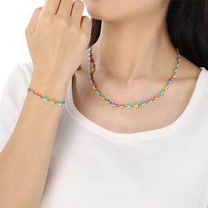 Collar y pulsera a juego con mariposas de esmalte de colores estilo bohemio moderno