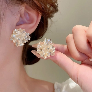 Eleganti orecchini a lobo a fiore color crema con pietre di zircone per uno stile unico e chic