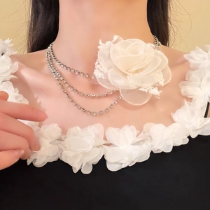 Elegante girocollo multistrato di strass con un grande fiore di chiffon bianco per feste