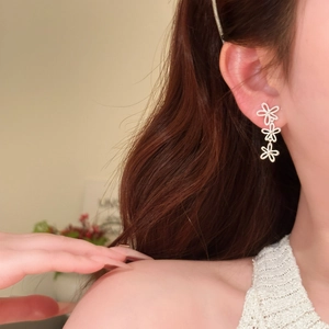 Elegante Retro-Ohrringe mit hohlen Blumen und Quasten für Ohren ohne Löcher.