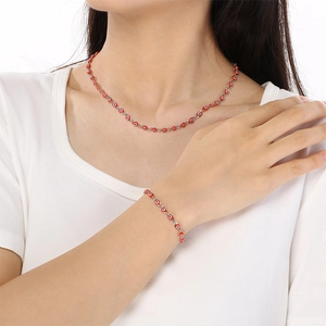 Rode boze oog sieradenset met ketting en armband gedragen door model op wit achtergrond