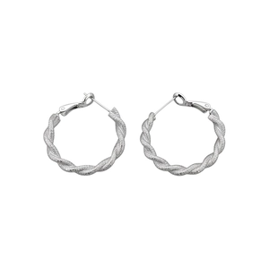 Orecchini a cerchio intrecciati color argento minimalisti con elegante finitura sabbiata